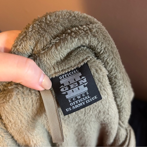 US Army Polartec Cold Weather Fleece Jacket Large ECWCS GEN III Coyote Green M - Picture 2 of 3